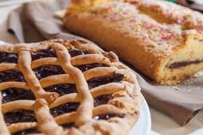 بوفيه فطور مجانًا يوميًا