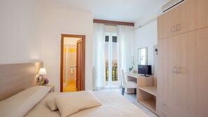 A hotel room with a bed, a desk, a TV, and a wardrobe. - Hotel La Cantinella (Ostra)