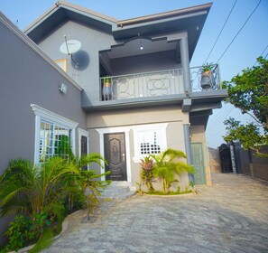 Exterior - GHL. G Floor En-suites 2BR Sleep 4. WiFi, DSTV, SOLAR ,AC And Free Breakfast (Kasoa Ghana)