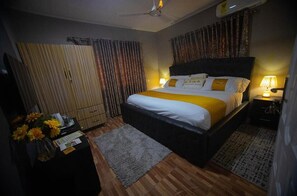 1 bedroom, iron/ironing board, WiFi, bed sheets - GHL. G Floor En-suites 2BR Sleep 4. WiFi, DSTV, SOLAR ,AC And Free Breakfast (Kasoa Ghana)