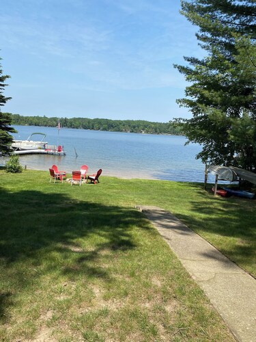 Idyllic 3-Bedroom Lake Front Cottage on Ford Lake