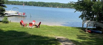 Idyllic 3-Bedroom Lake Front Cottage on Ford Lake