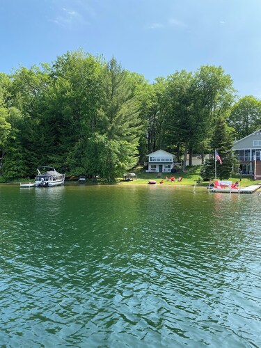Idyllic 3-Bedroom Lake Front Cottage on Ford Lake