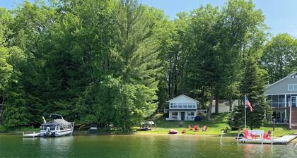 Idyllic 3-Bedroom Lake Front Cottage on Ford Lake