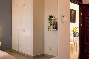 1 habitación, tabla de planchar con plancha, wifi y ropa de cama 