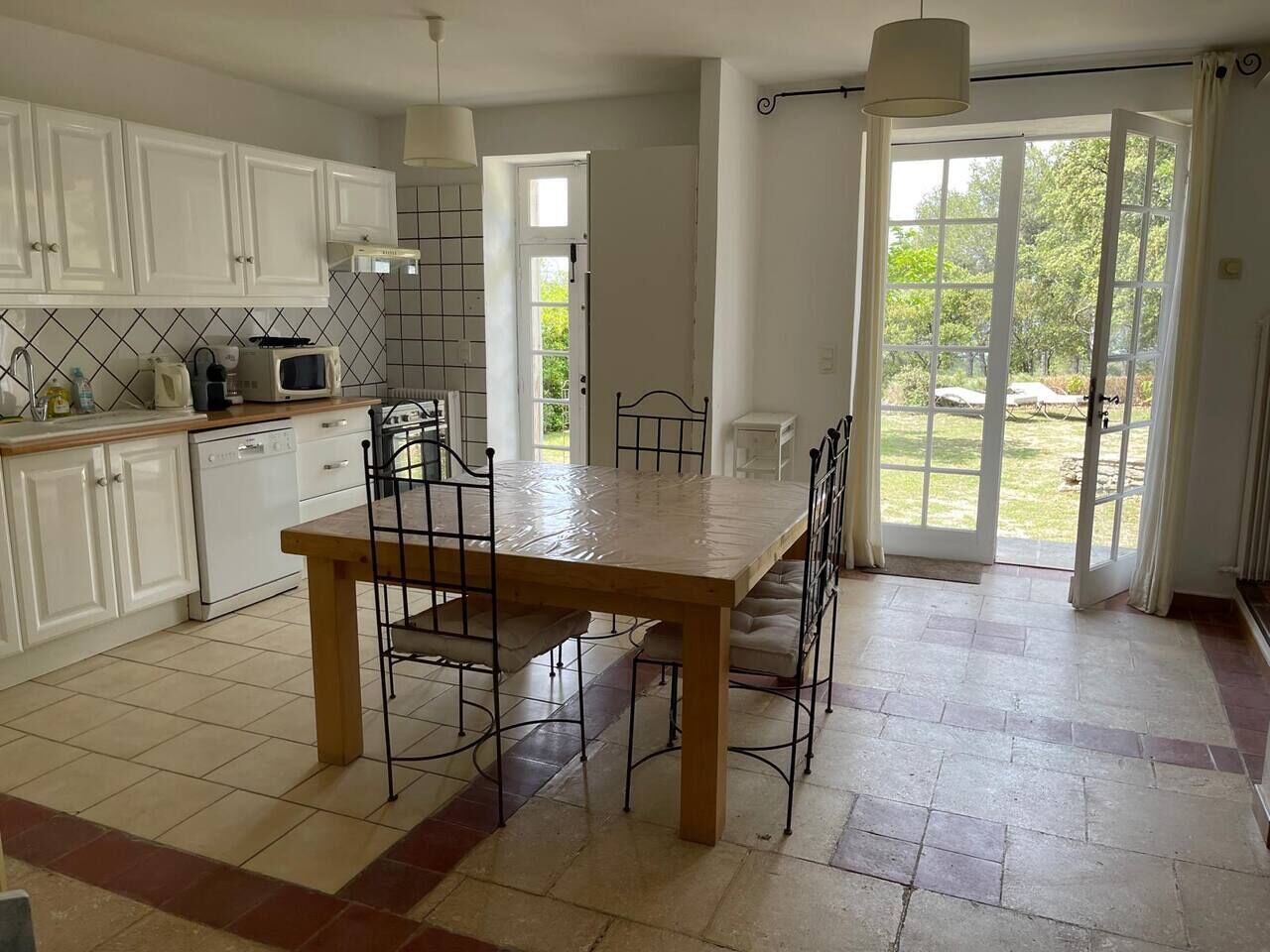 Microondas, horno, placa de cocina y lavavajillas