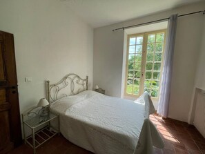 3 makuuhuonetta, silitysrauta/-lauta, Wi-Fi, vuodevaatteet