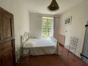 3 habitaciones, tabla de planchar con plancha, wifi y ropa de cama