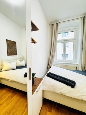 Basic Room | Iron/ironing board, free WiFi - Comfy 4BR 10 Min Transport to Stadthalle (Vienna)
