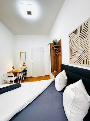 Basic Room | Iron/ironing board, free WiFi - Comfy 4BR 10 Min Transport to Stadthalle (Vienna)