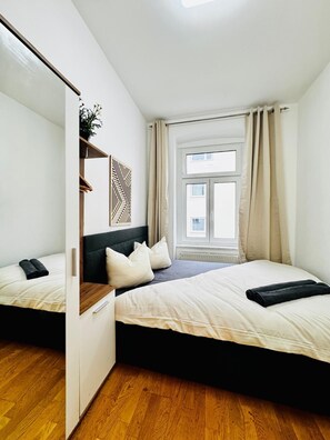 Basic Room | Iron/ironing board, free WiFi - Comfy 4BR 10 Min Transport to Stadthalle (Vienna)
