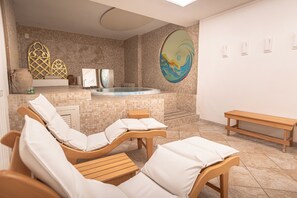 Een sauna, een bubbelbad