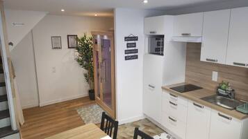 Een microgolfoven, een oven, een kookplaat