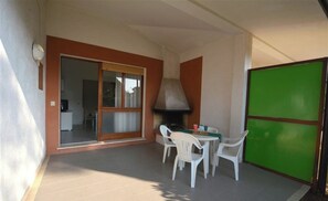 Villa, 2 habitaciones, patio, vista al jardín | Restaurante al aire libre