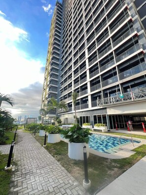 Outdoor pool - Premium Suites City View, Makati CBD, Netflix, Wi-Fi & 20 mins to Airport (Makati)