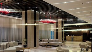 A spacious lobby with a modern design, featuring a reception desk, sofas, and a coffee table. - Premium Suites City View, Makati CBD, Netflix, Wi-Fi & 20 mins to Airport (Makati)