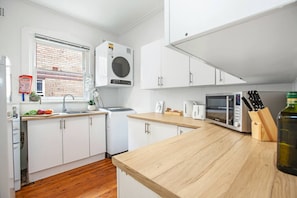 Een koelkast, een magnetron, een oven, een kookplaat
