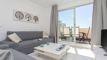 Departamento, balcón, vista parcial al mar | Área de sala de estar