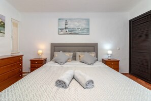 2 bedrooms, iron/ironing board, free WiFi, bed sheets - Casa Colly, 2 bed villa with private pool within walking distance of Carvoeiro and the beach (Carvoeiro)