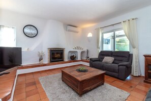 Televisión y chimenea 