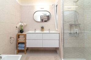 Shower, hair dryer, towels - Casa Colly, 2 bed villa with private pool within walking distance of Carvoeiro and the beach (Carvoeiro)