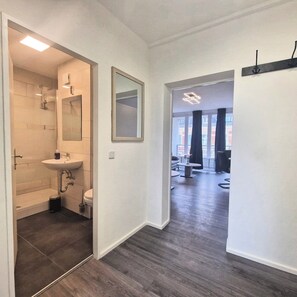 Shower, hair dryer, towels, soap - Apartment "Rose" (Berlin)