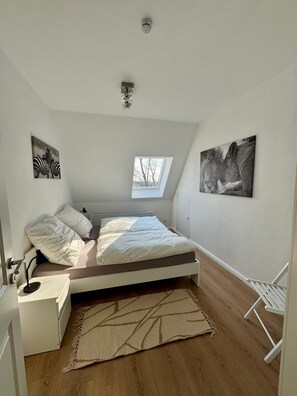 2 bedrooms, travel cot, free WiFi, bed sheets