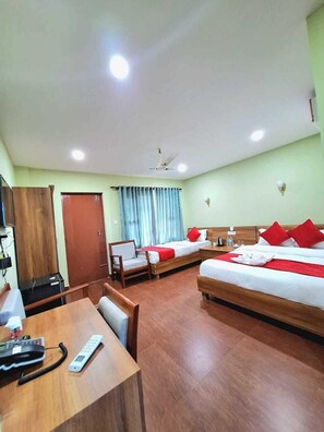 In-room safe, desk, laptop workspace, free WiFi - sisaipark village (Sauraha)