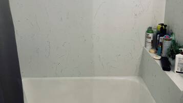 Secador de pelo, toallas, jabón y papel higiénico