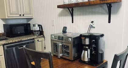 Cozy home Cle Elum 2BR/1BA, AC, EV charging, near downtown & highway access