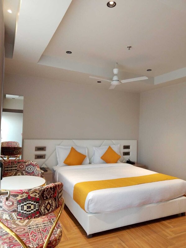 Deluxe Double or Twin Room, City View | Bathroom | Free toiletries, bathrobes, slippers, towels