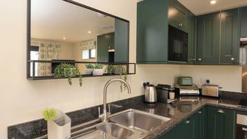 Fridge, microwave, dishwasher, cookware/dishes/utensils
