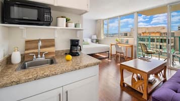 Condo (0 Bedroom) | Dapur kecil peribadi | Ketuhar gelombang mikro, pembancuh kopi/teh