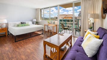 Kondominium (0 Bedroom) | Ruang kerja ramah laptop, setrika/meja setrika, dan seprai linen