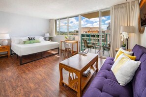 Appartement (0 Bedroom) | Een laptopwerkplek, een strijkplank/strijkijzer, beddengoed
