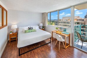 Condo (0 Bedroom) | Espacio para trabajar con laptop y tabla de planchar con plancha 