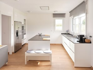 Mikrobølgeovn, ovn, kokeplater og oppvaskmaskin