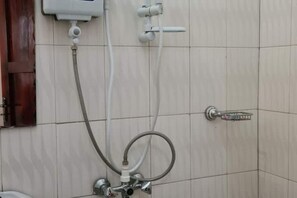 Shower, bidet - BLT Guest House, Kasese (Kasese)
