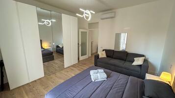 2 camere, una scrivania, ferro/asse da stiro, culla da viaggio