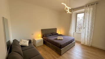 2 camere, una scrivania, ferro/asse da stiro, culla da viaggio