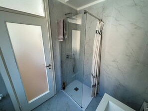 Shower, eco-friendly toiletries, hair dryer, bidet - Suite at the foot of the Upper Town (Bergamo)