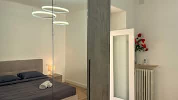 2 camere, una scrivania, ferro/asse da stiro, culla da viaggio