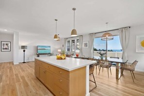 Casa (3 Bedrooms) | Sala d'estar | Televisor de pantalla plana de 43 polzades amb canals per cable 