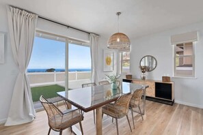 House (3 Bedrooms) | In-room dining