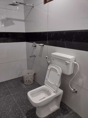 Habitació amb dos llits individuals estàndard | Bany