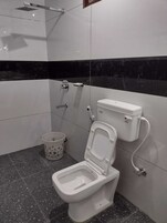 Standard Twin Room | Bathroom