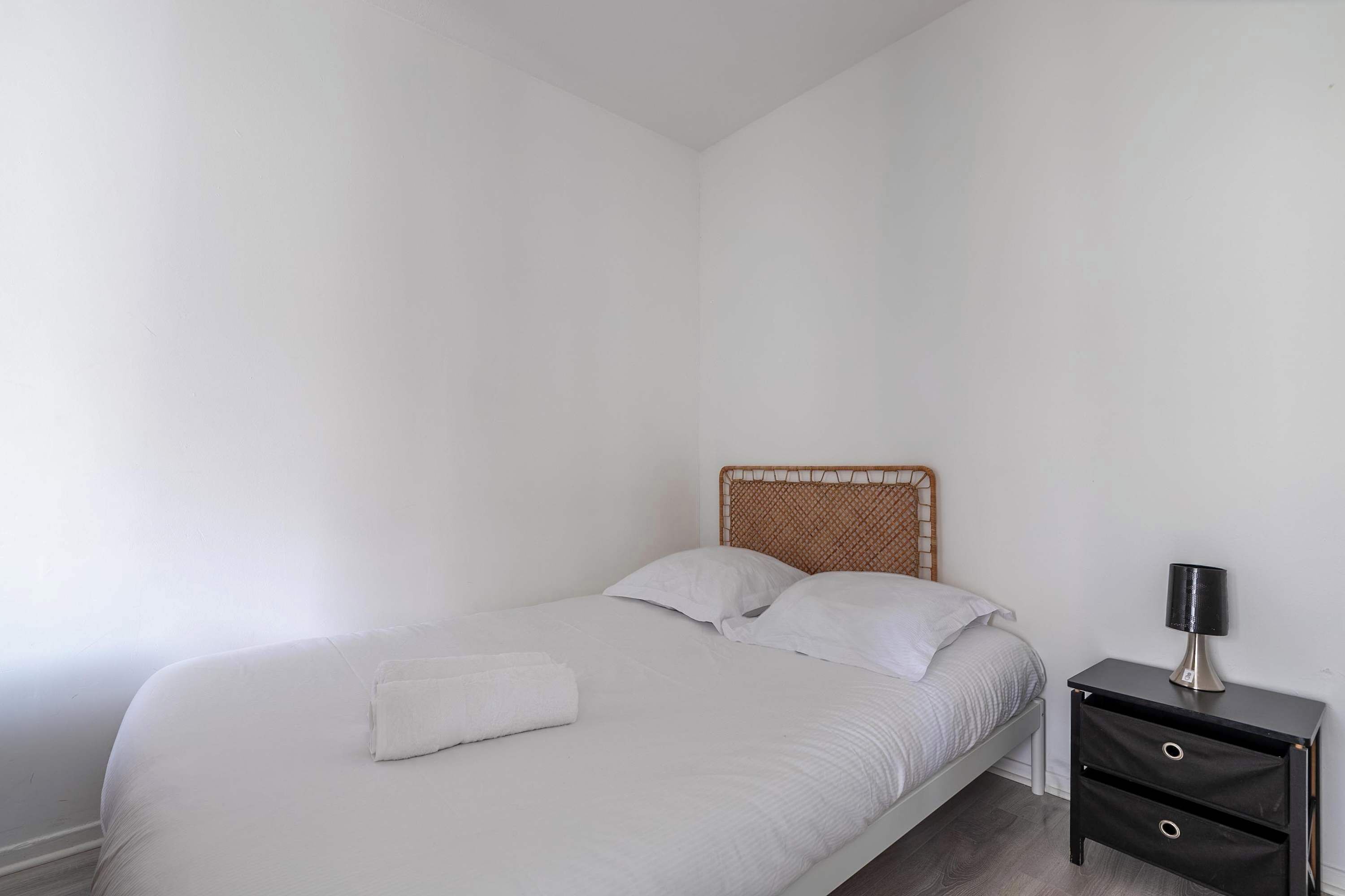 Tabla de planchar con plancha, wifi y ropa de cama 