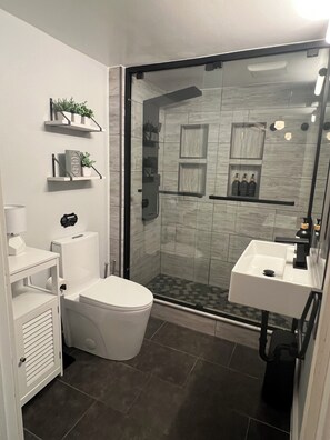 Shower, hair dryer, towels, soap - The Vintage on Market, w/Pool, near Hershey, Ironstone Ranch & Spooky Nook (Elizabethtown)