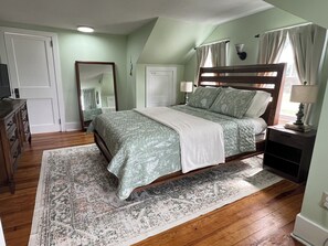 3 bedrooms, desk, iron/ironing board, travel cot