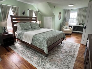 3 chambres, bureau, fer et planche à repasser, lit parapluie